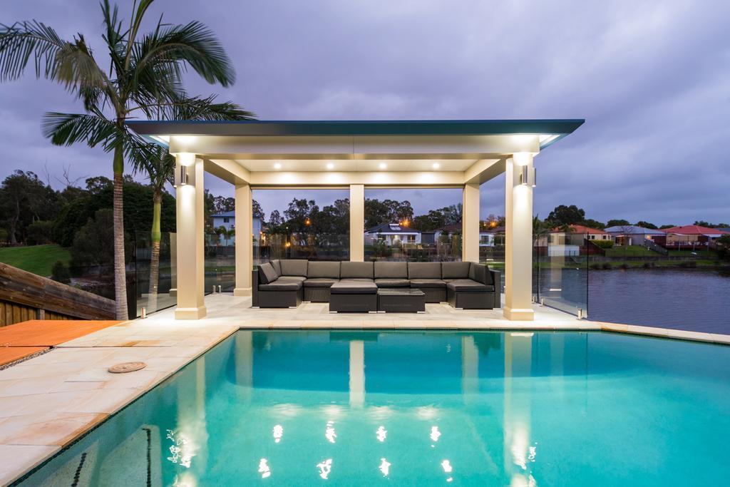 Luxury Waterfront Home Gold Coast Exterior photo