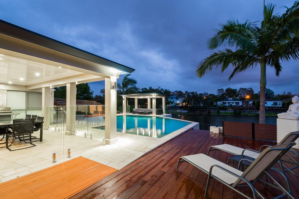 Luxury Waterfront Home Gold Coast Exterior photo