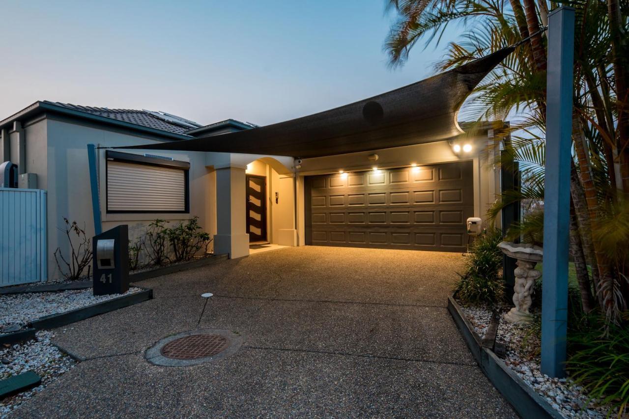 Luxury Waterfront Home Gold Coast Exterior photo